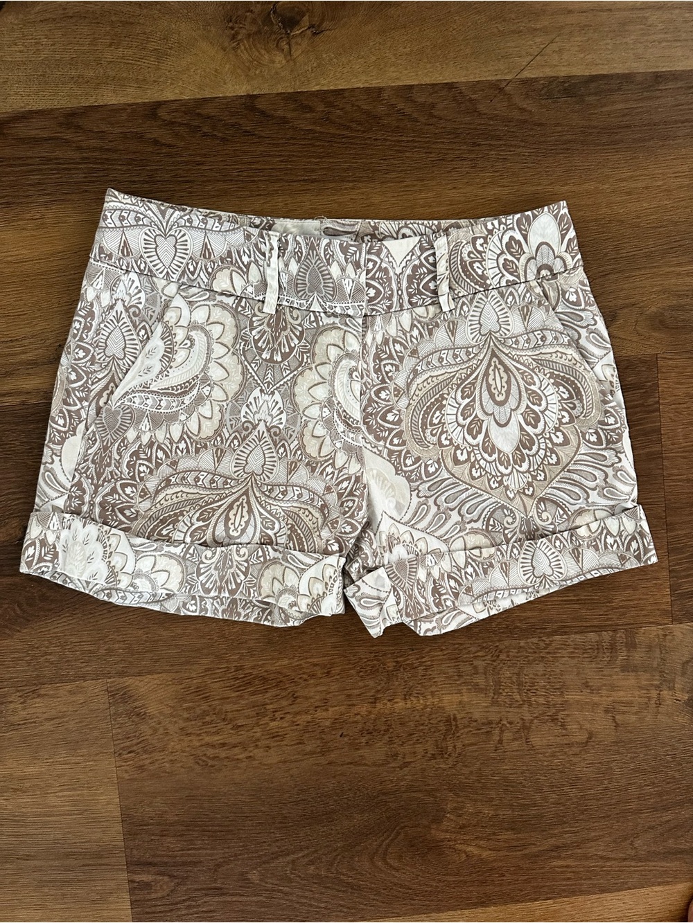 New York & Company Beige Tan and White Paisley Cuffed Shorts Size 4